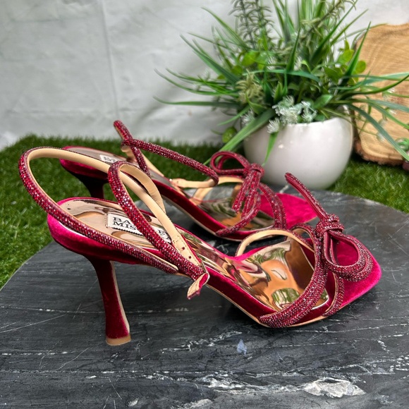 BADGLEY MISCHKA
Effie Strappy Bow
Stiletto Heels RUBY RED
$245 size 7.5 gently - Picture 12 of 17